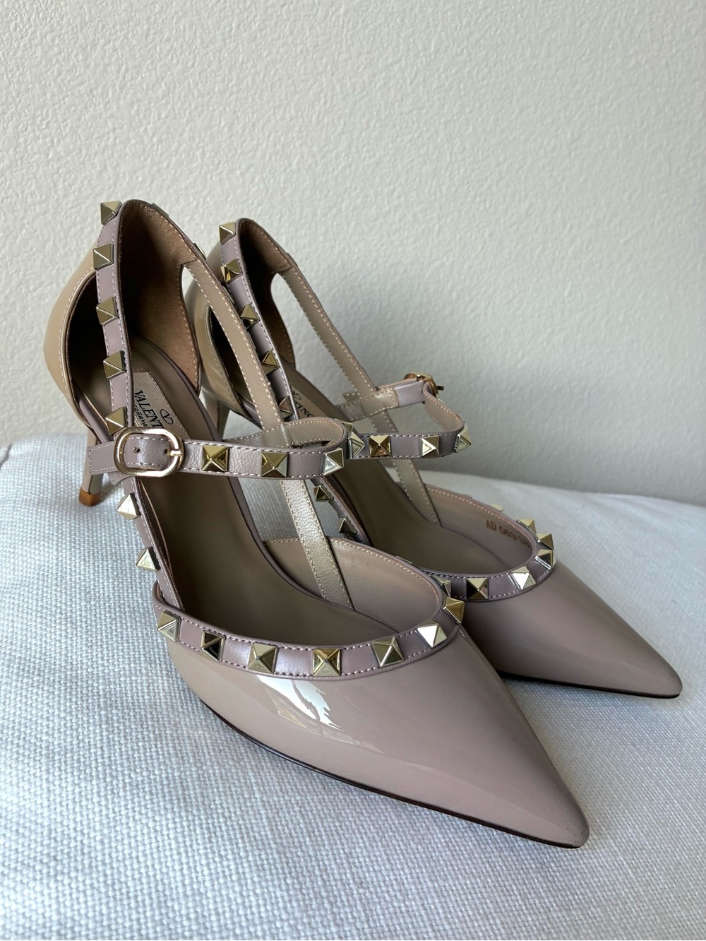 Valentino Garavani 38 Rockstud Nude Patent Leather Mid-Heel Pumps 65mm